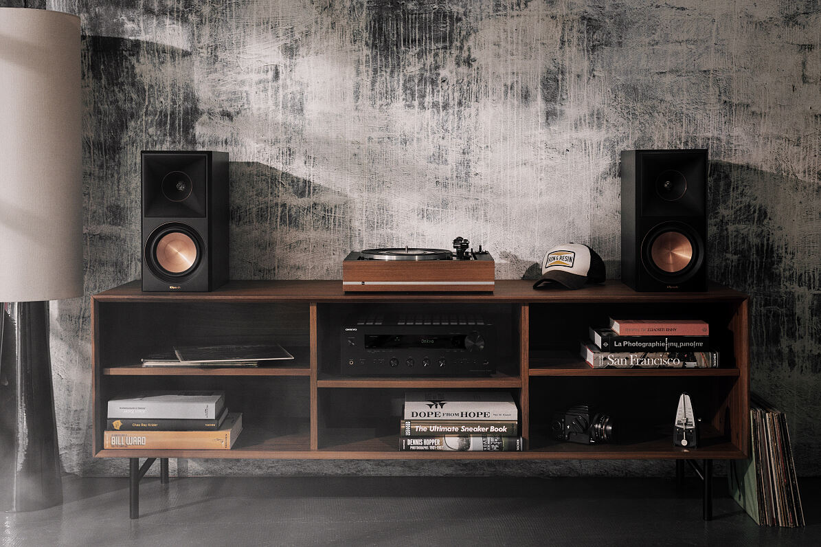 Onkyo_TX-8470_Klipsch_RP-600MII_Lifestyle_1