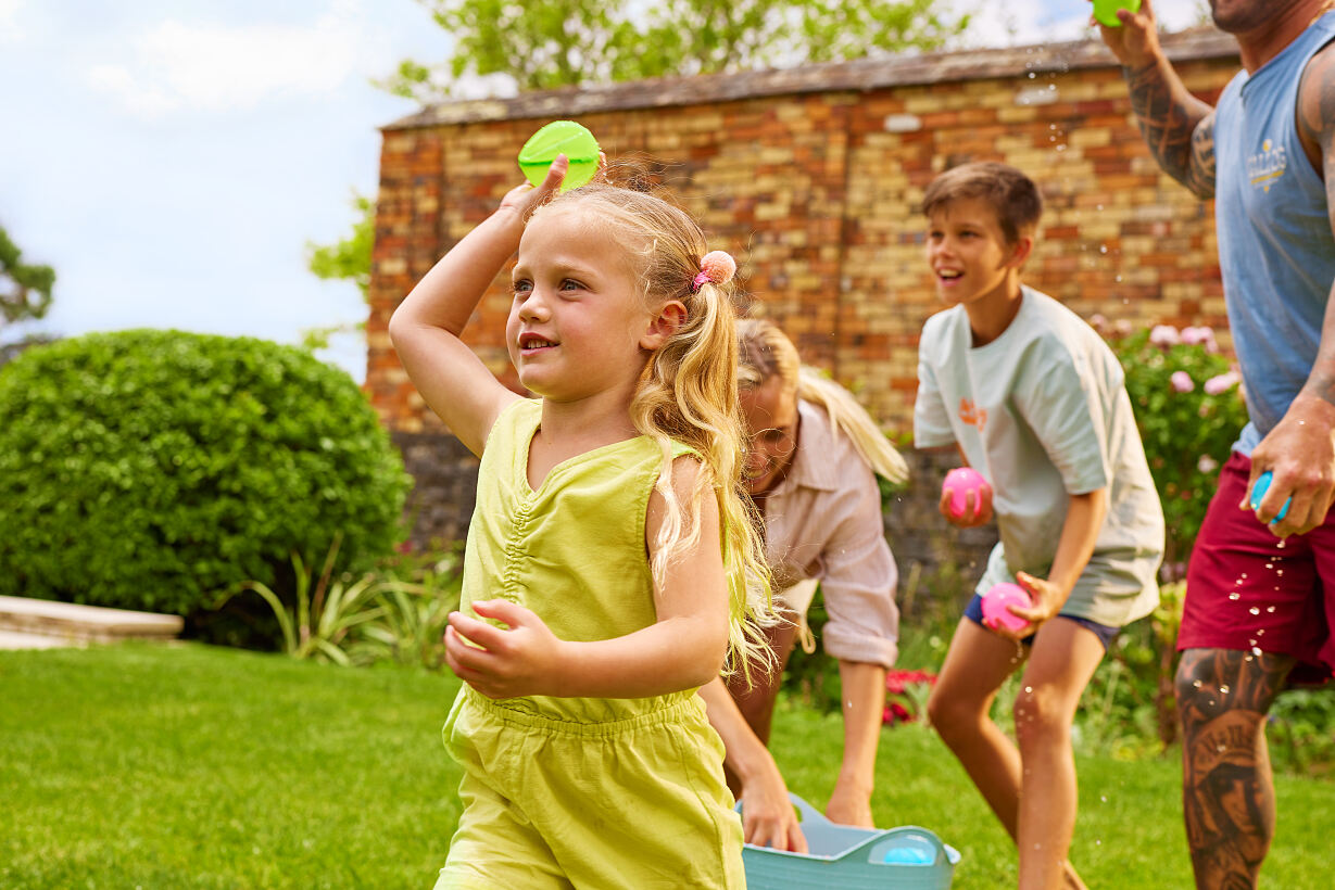 56592_BUNCHOBALLOONS_REUSABLE WATER BALLOONS_MIXED_LIFESTYLE_04A