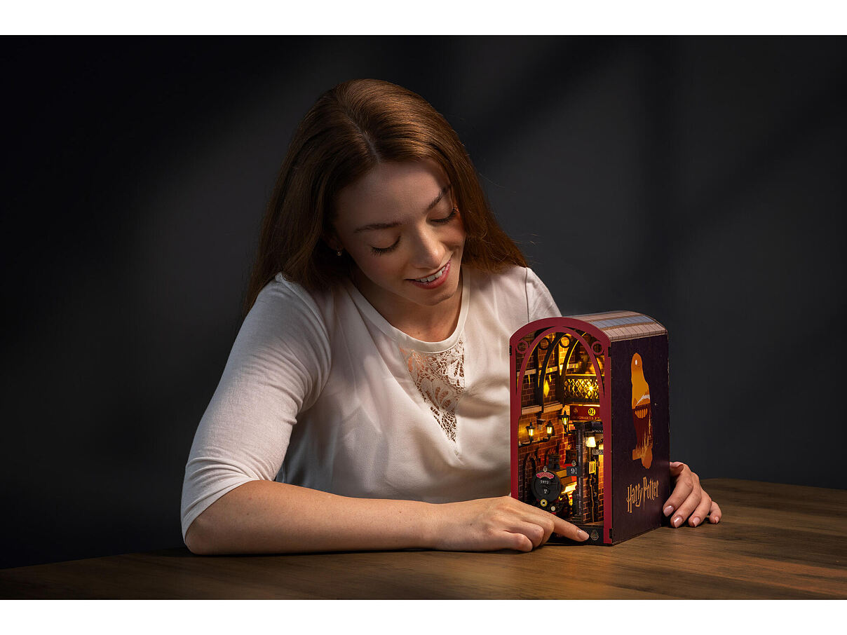 Tiny-Adventures-Harry-Potter-Hogwarts-Express-Book-Nook-Miniaturwelt-aus-Holz-zum-Zusammenbauen-_-00545_03