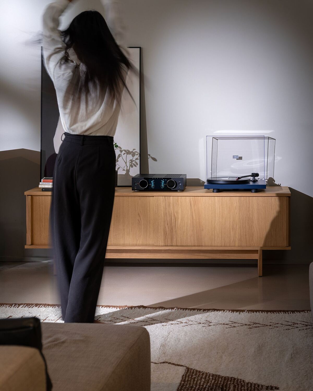 Amazon Ready-Onkyo-Y40-Black-Lifestyle-Model1