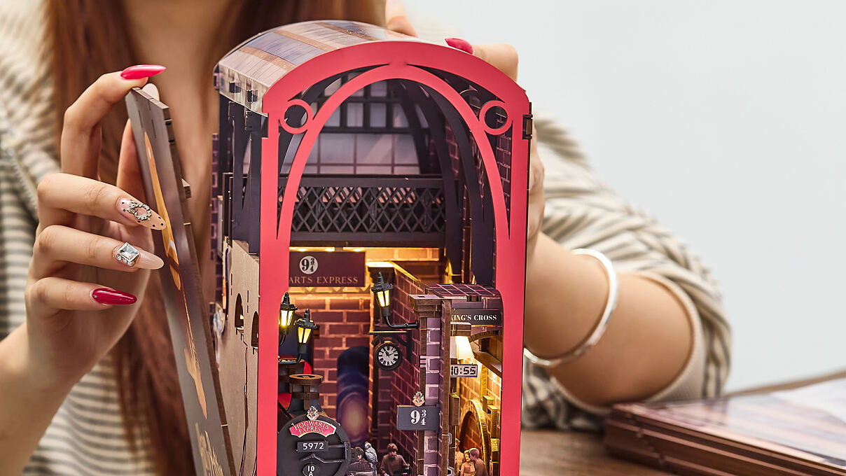 Tiny-Adventures-Harry-Potter-Hogwarts-Express-Book-Nook-Miniaturwelt-aus-Holz-zum-Zusammenbauen-_-00545_02