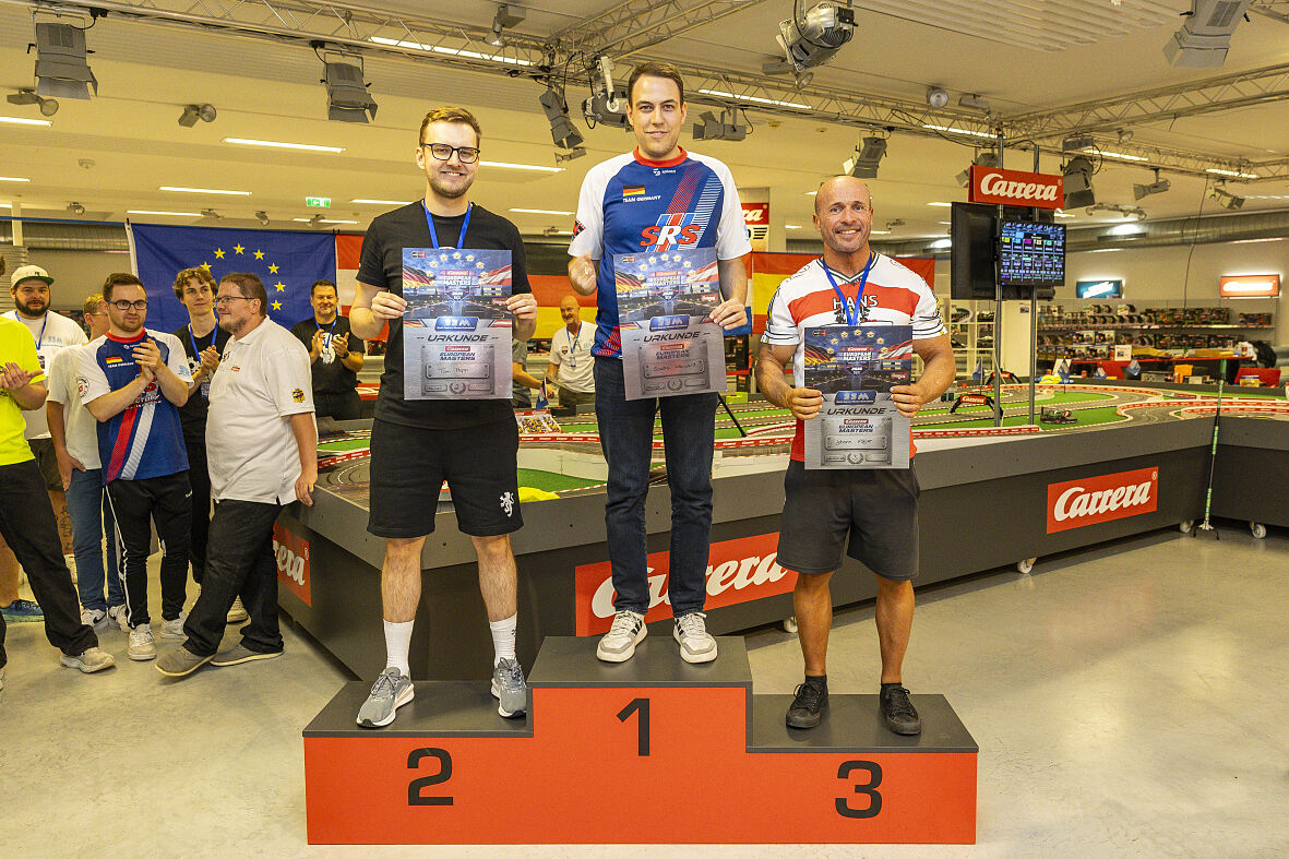 Siegerehrung DIGITAL 124: Europameister Sascha Neuwald (1. Platz), Tom Hopp (2. Platz) und Johann Kögler (3. Platz). © Carrera Toys GmbH