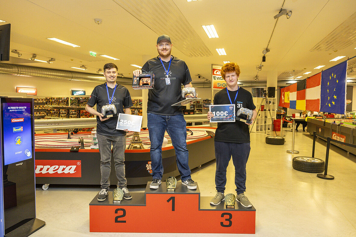 Siegerehrung Carrera HYBRID: Christoph Nittel (1. Platz), Paul Wegener (2. Platz) und Anton Eckert (3. Platz). © Carrera Toys GmbH