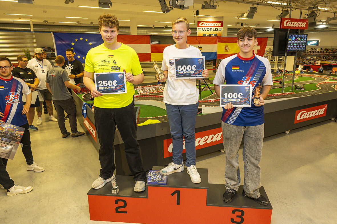 Siegerehrung U-18-Wertung auf Carrera DIGITAL 124: Levian von Harten (1. Platz), Mike Schoof (2. Platz) und Fabian Witt (3. Platz). © Carrera Toys GmbH