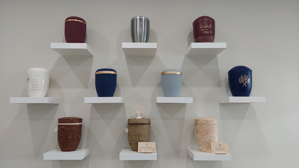 Modernen Showroom mit einer Auswahl an Särgen, Urnen und Erinnerungsschmuck