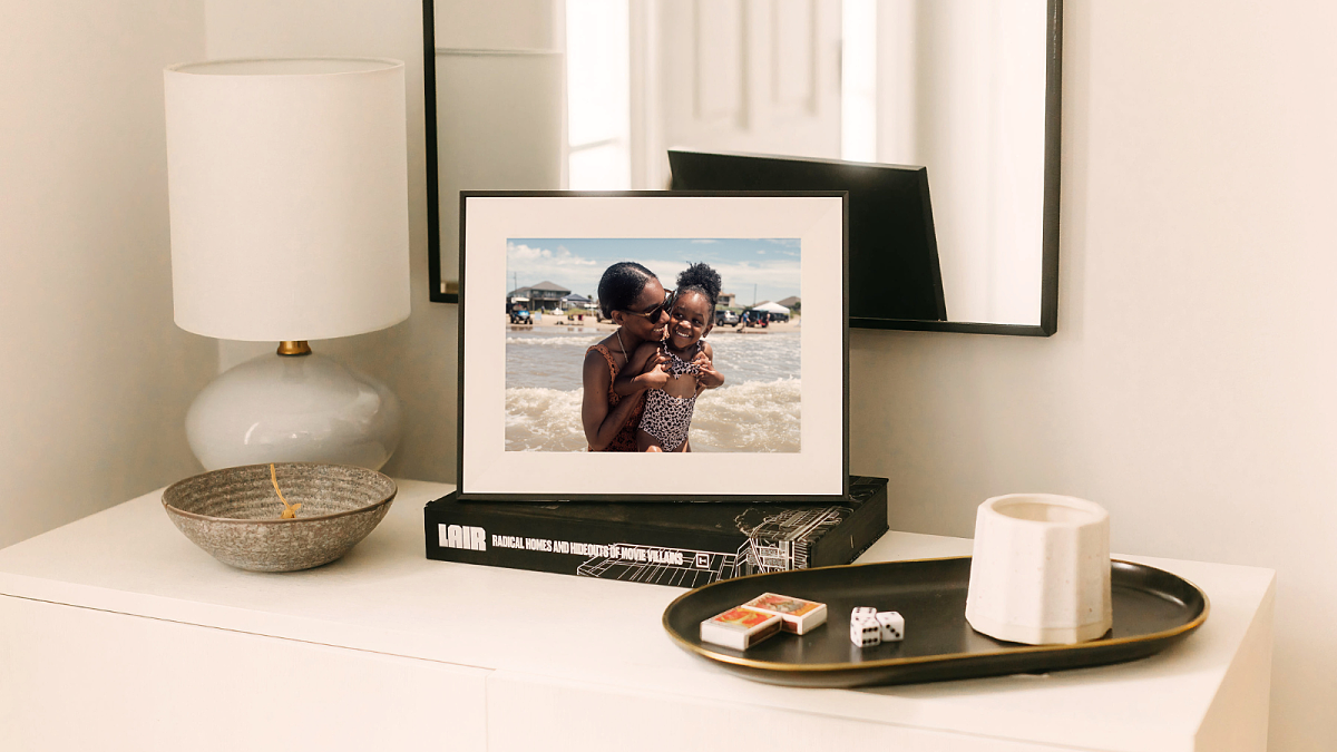 Ultradünn und mit HD Display: Aspen wurde von klassischen Rahmenformen inspiriert und ist der ideale digitale Bilderrahmen für Fotos und Videos. 