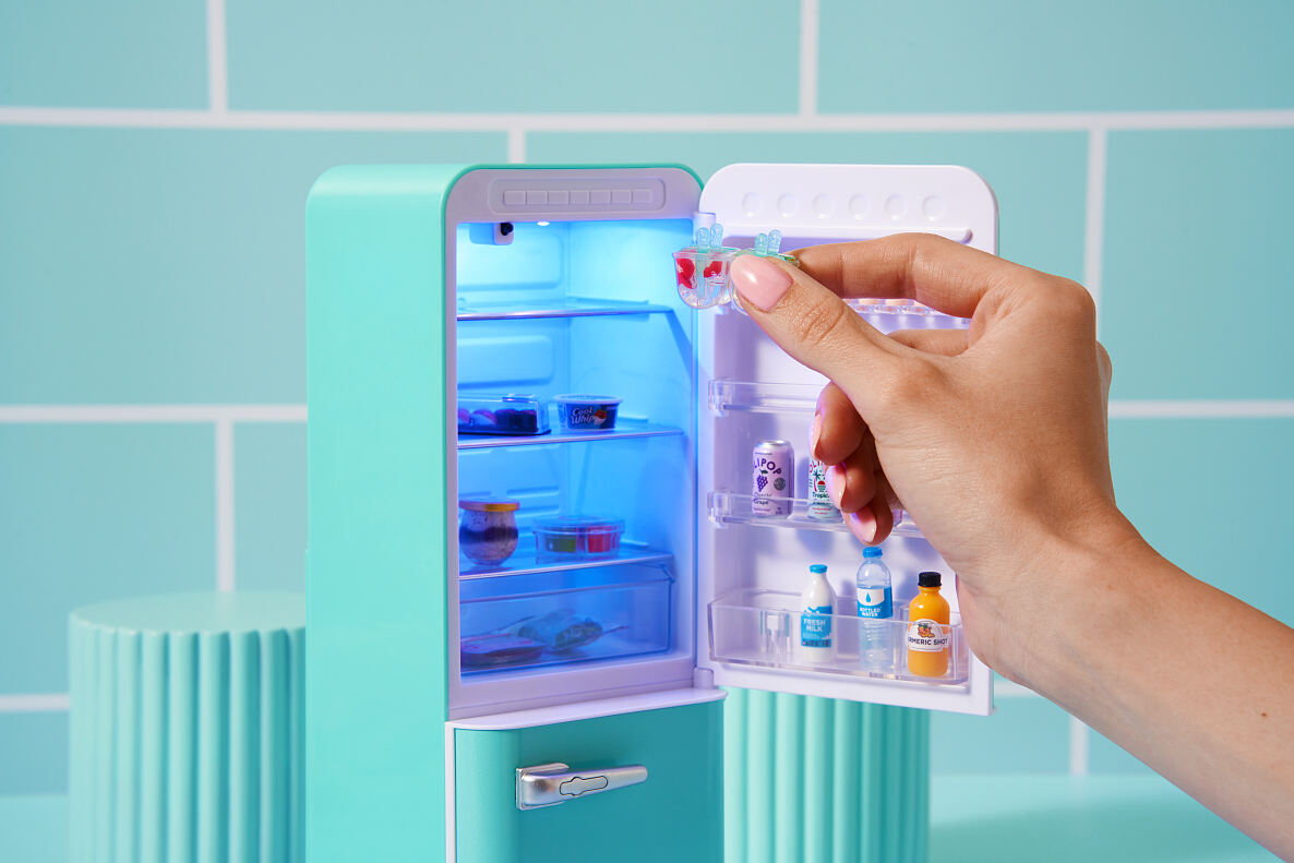77673_MINI BRANDS_FILL THE FRIDGE_LIFESTYLE_03A