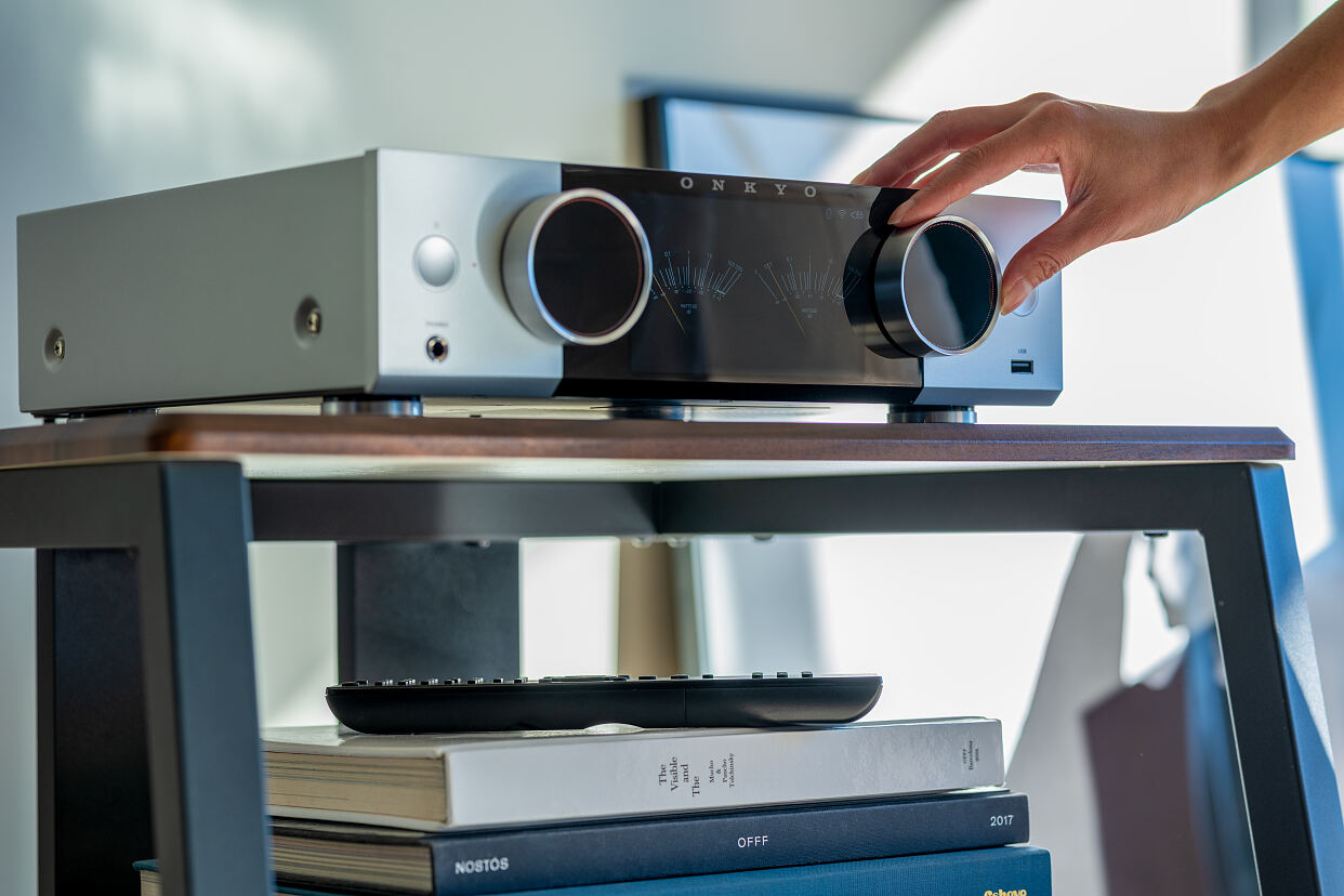 Onkyo-Y50-Silver-Focus3