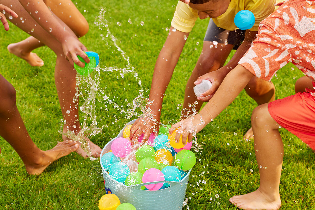 56592_BUNCHOBALLOONS_REUSABLE WATER BALLOONS_MIXED_LIFESTYLE_05